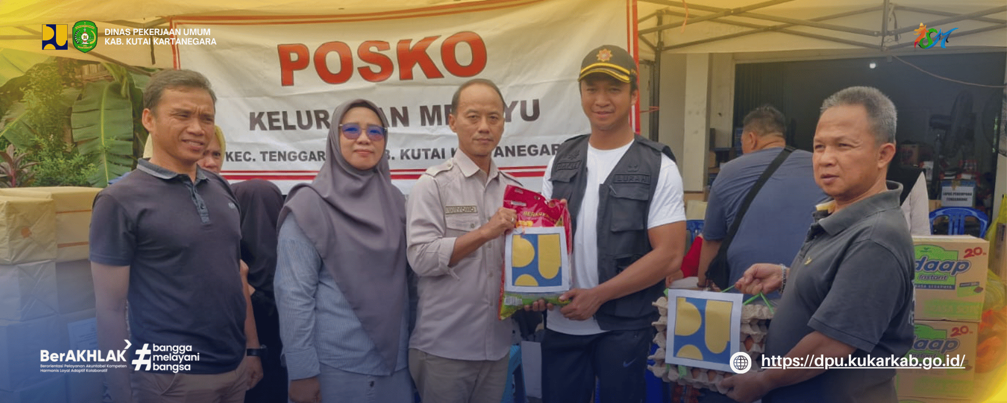 DINAS PU KUKAR SERAHKAN BANTUAN KE POSKO KEBAKARAN KELURAHAN MELAYU